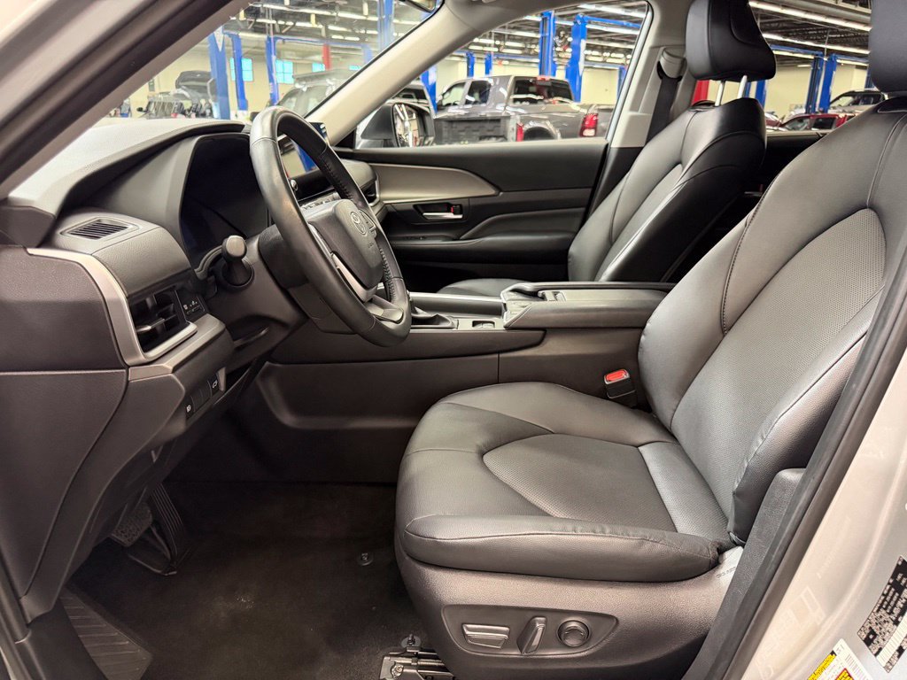 Used 2025 Toyota Grand Highlander AWD image 22