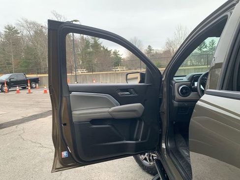 Used 2025 Chevrolet Colorado ZR2 w/ Technology Package image 17