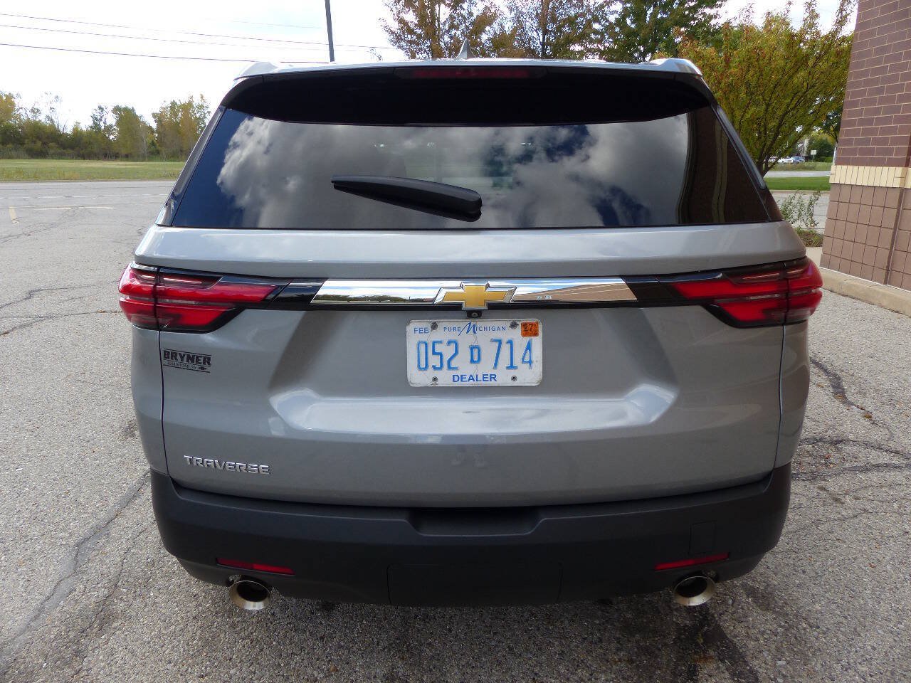 Used 2023 Chevrolet Traverse LS w/ Safety Package FWD image 8