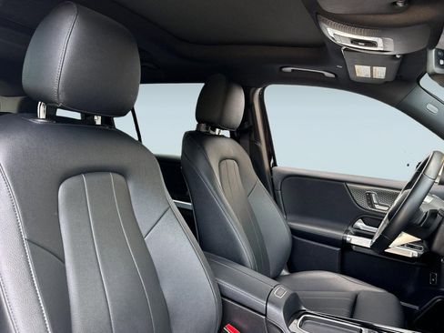 Used 2024 Mercedes-Benz EQB 300 4MATIC image 32