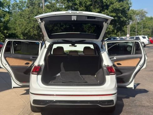 Used 2023 Volkswagen Tiguan SE R-Line AWD/4WD image 10