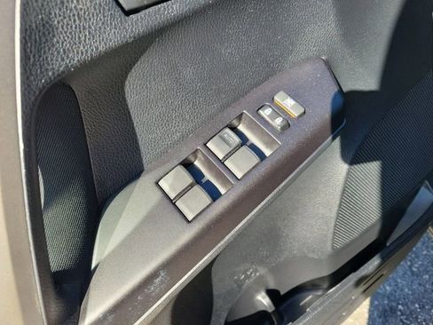 Used 2018 Toyota RAV4 LE image 9