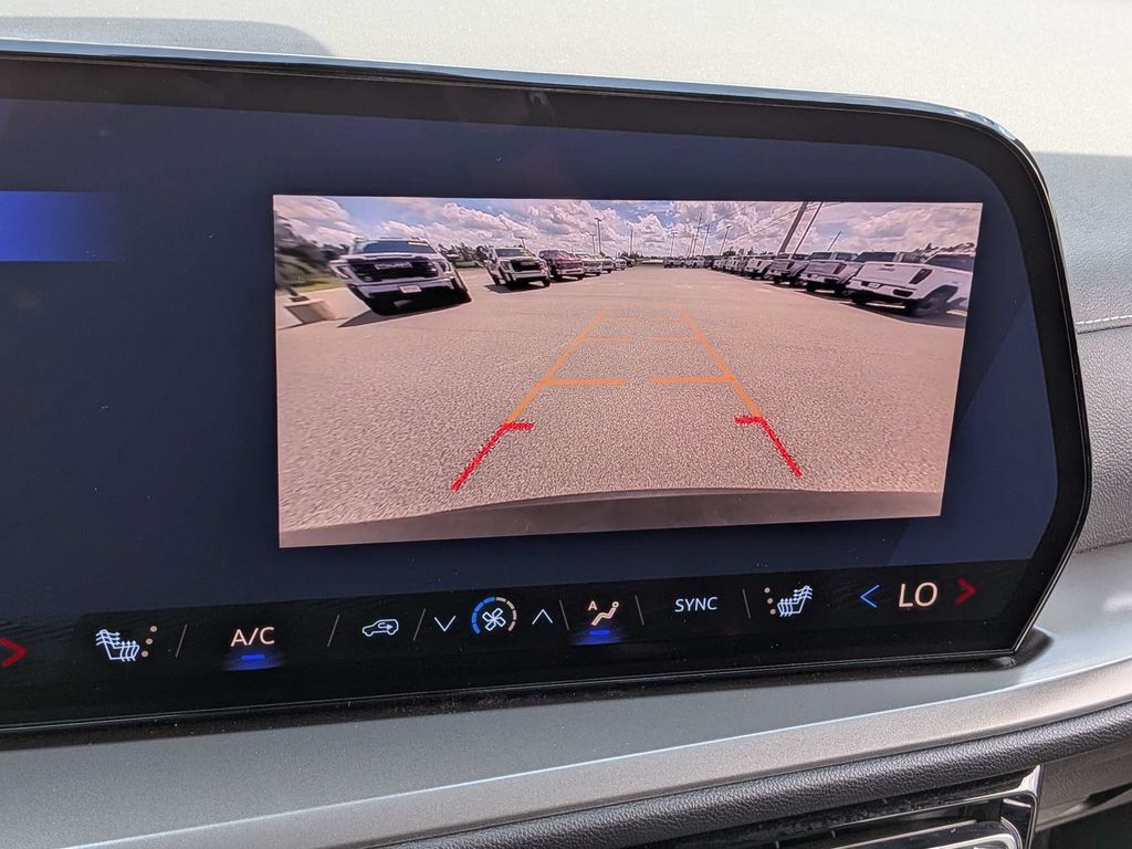 Used 2026 Chevrolet Traverse LT FWD image 19