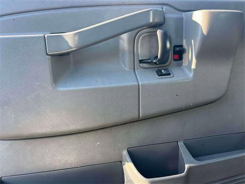 Used 2018 Chevrolet Express 2500 Extended image 13