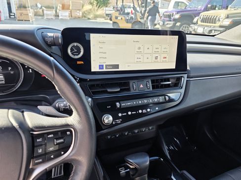 Used 2024 Lexus ES 300h F Sport image 14