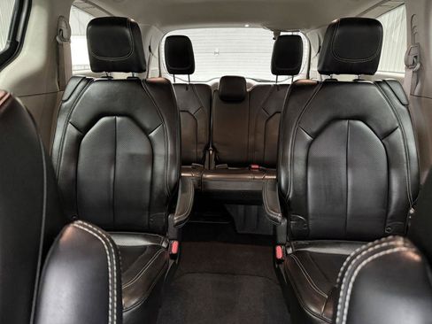 Used 2023 Chrysler Pacifica Touring-L FWD image 23
