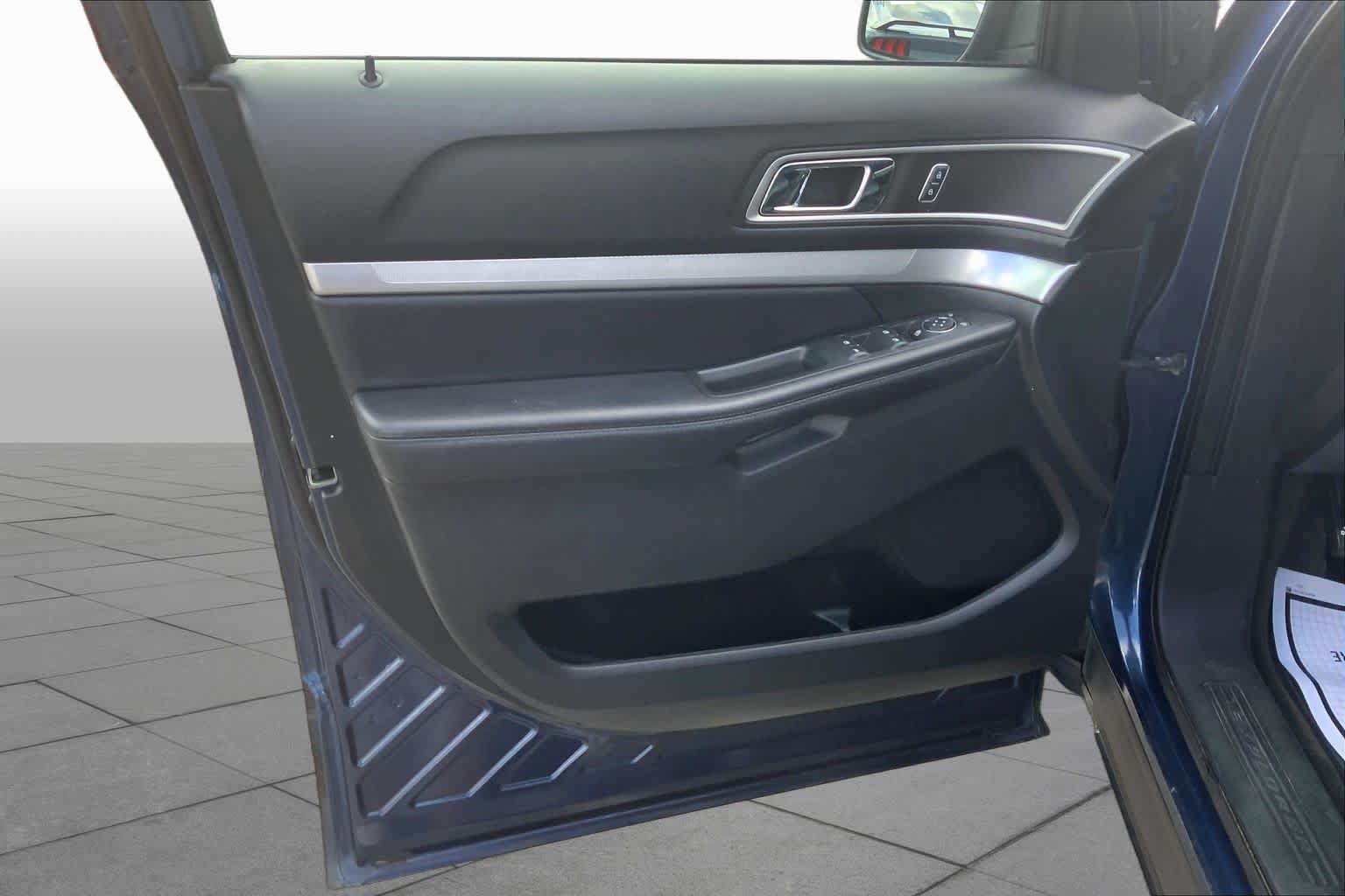 Used 2016 Ford Explorer XLT w/ Equipment Group 202A AWD/4WD image 22