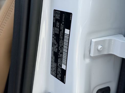 Certified 2023 Volvo XC60 B5 Ultimate w/ Protection Package Premier image 34