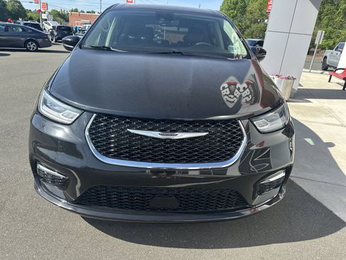 Used 2023 Chrysler Pacifica Touring-L FWD image 3