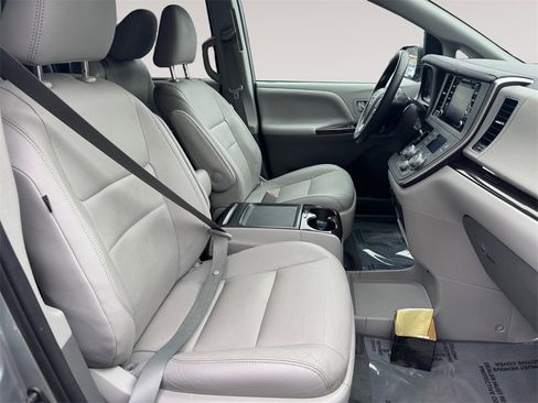 Used 2020 Toyota Sienna XLE w/ Carpet Mat Package image 15