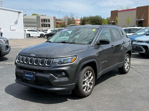 Used 2022 Jeep Compass Latitude w/ Sun and Sound Group AWD/4WD image 3