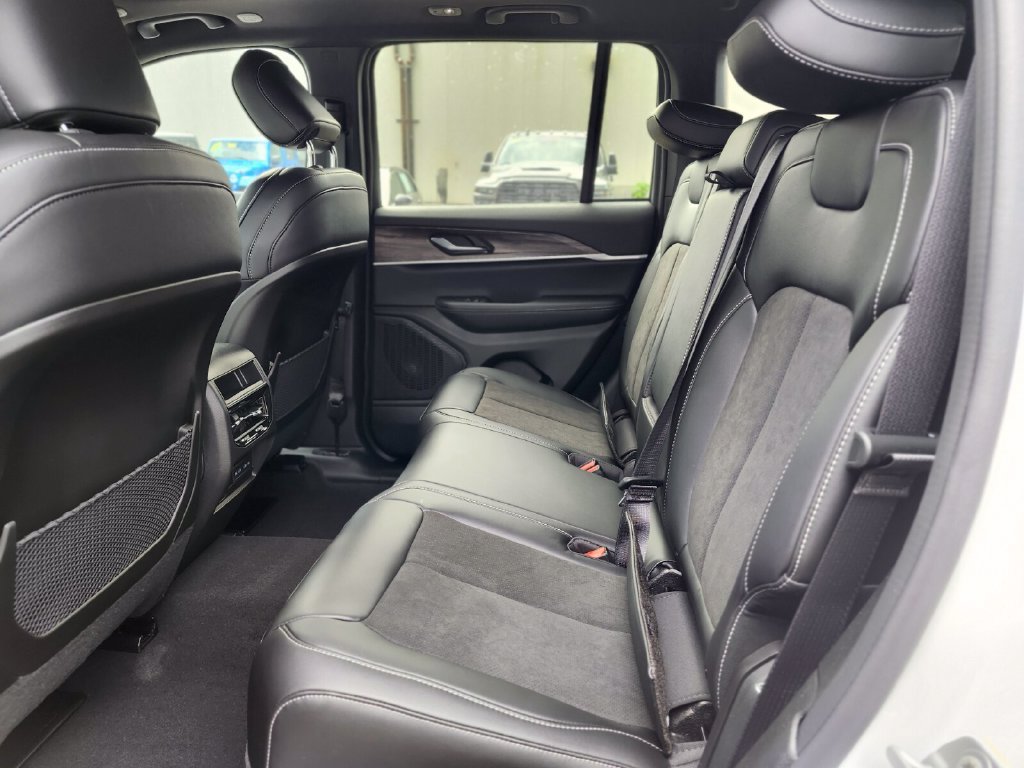 New 2026 Jeep Grand Cherokee Altitude AWD/4WD image 16