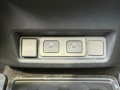 Used 2025 Land Rover Discovery S image 37