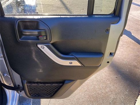 Used 2017 Jeep Wrangler Unlimited Sahara image 35