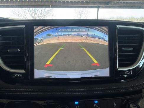 Used 2023 Chrysler Pacifica Touring-L image 13