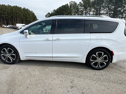 Used 2024 Chrysler Pacifica Pinnacle image 11