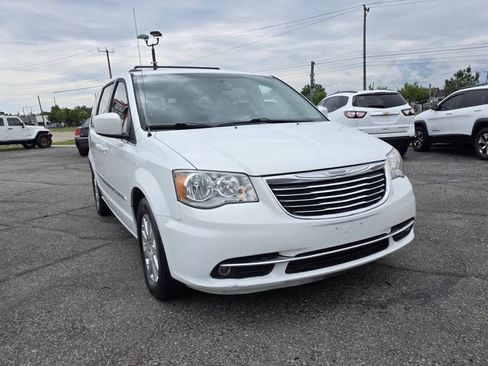 Used 2016 Chrysler Town & Country Touring FWD image 6