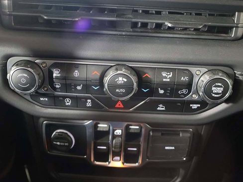 Used 2025 Jeep Wrangler Unlimited Sahara AWD/4WD image 43