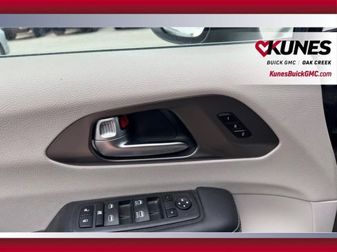 Used 2023 Chrysler Pacifica Touring-L FWD image 12
