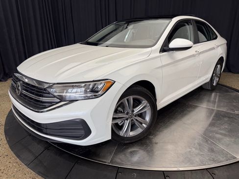 Used 2024 Volkswagen Jetta SE w/ Panoramic Sunroof Package image 2