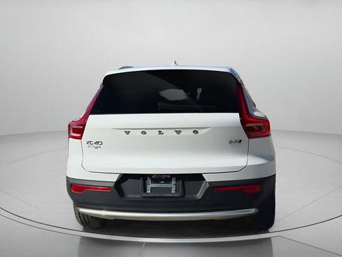 Used 2023 Volvo XC40 B5 Plus image 25
