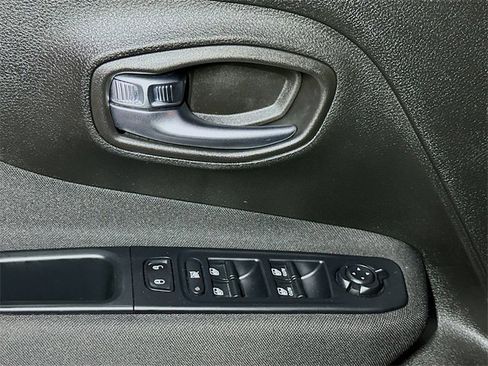 Used 2018 Jeep Renegade Latitude image 15