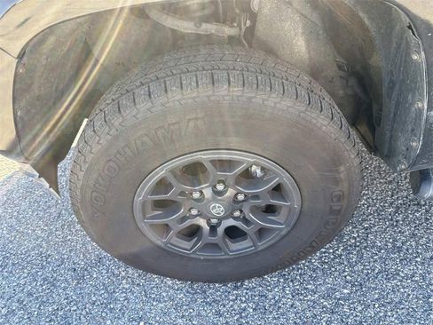 Used 2016 Toyota Tacoma SR image 11