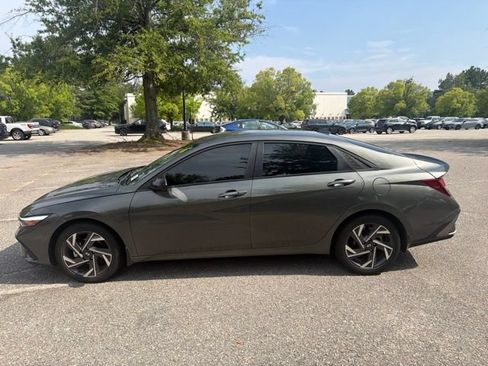 Used 2025 Hyundai Elantra Sport FWD image 2