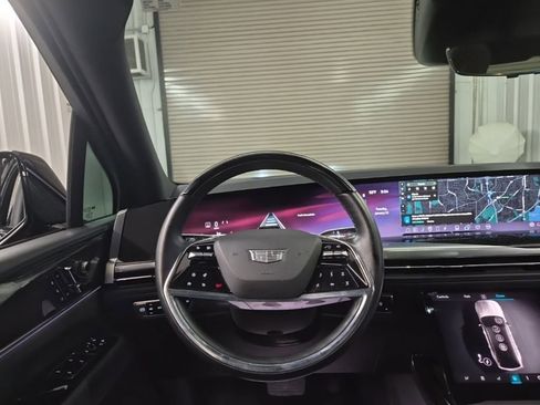 Certified 2025 Cadillac Escalade IQ Luxury 1 w/ Smart Trailering package image 39