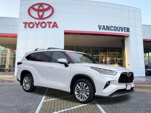 Certified 2025 Toyota Highlander Platinum AWD/4WD image 1