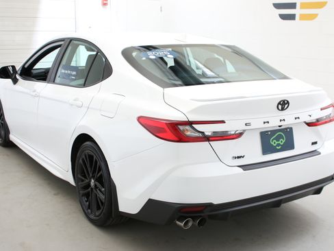 Used 2025 Toyota Camry SE w/ Convenience Package FWD image 4
