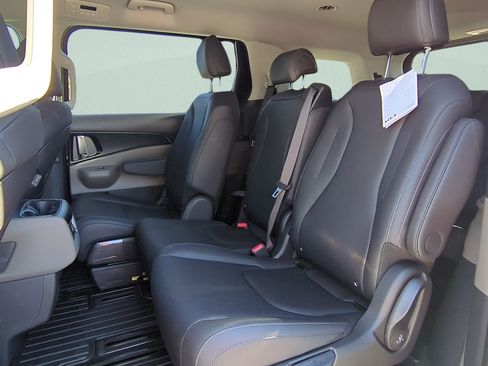 New 2026 Kia Carnival FWD image 12