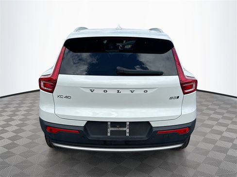 Used 2024 Volvo XC40 B5 Plus image 7