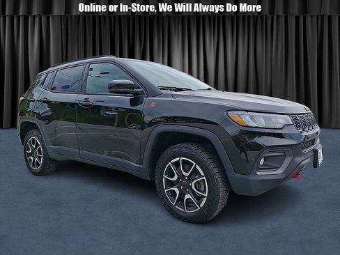 Used 2025 Jeep Compass Trailhawk AWD/4WD image 1