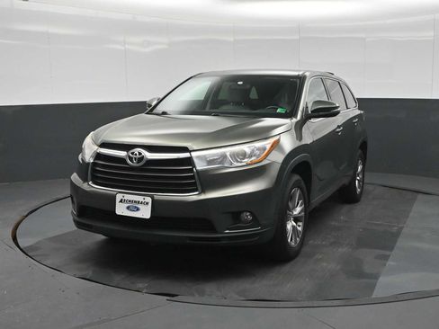 Used 2016 Toyota Highlander Plus FWD image 5