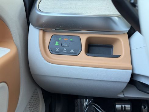 Used 2025 Volkswagen ID. Buzz Pro S Plus AWD/4WD image 28