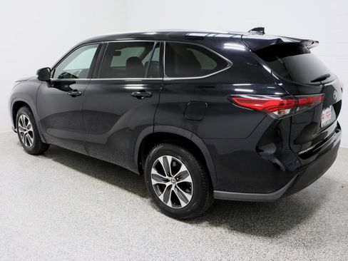 Used 2021 Toyota Highlander XLE image 9