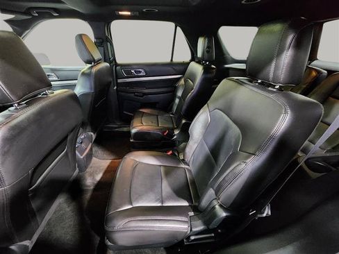Used 2018 Ford Explorer XLT w/ Equipment Group 202A AWD/4WD image 32