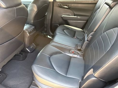 Used 2022 Toyota Highlander XLE FWD image 17