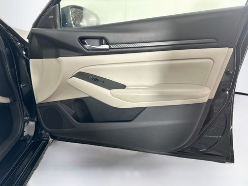 Used 2025 Nissan Altima 2.5 SV FWD image 30