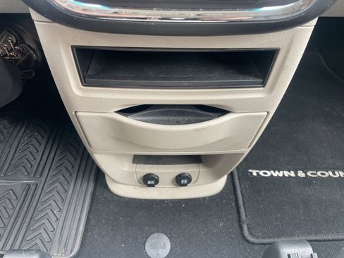 Used 2016 Chrysler Town & Country Touring w/ Driver Convenience Group image 14