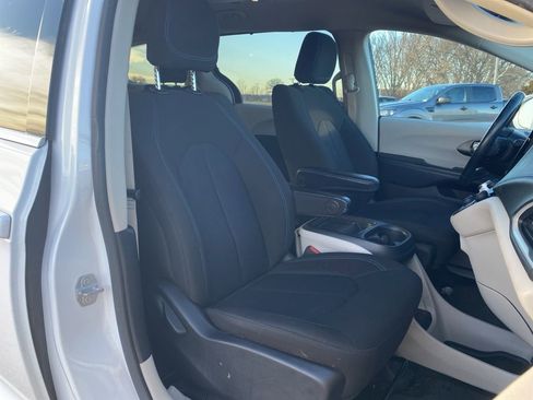 Used 2021 Chrysler Pacifica Touring w/ Cold Weather Group image 10
