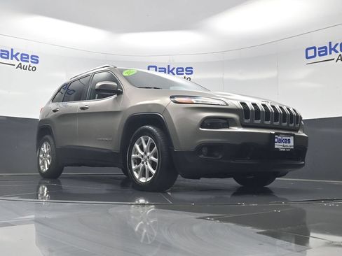Used 2017 Jeep Cherokee Latitude w/ Cold Weather Group FWD image 34
