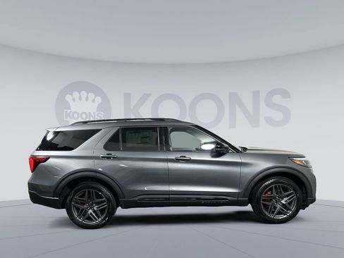 Used 2025 Ford Explorer ST-Line w/ Premium Package image 8