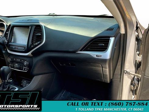 Used 2017 Jeep Cherokee Overland image 17