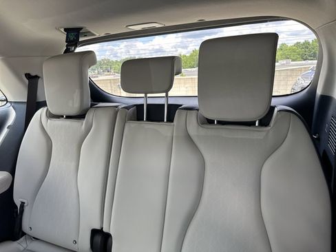 New 2026 Kia Carnival EX image 17