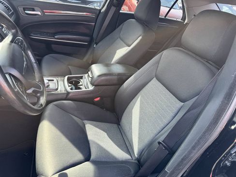Used 2019 Chrysler 300 Touring w/ Chrome Appearance Package RWD image 12