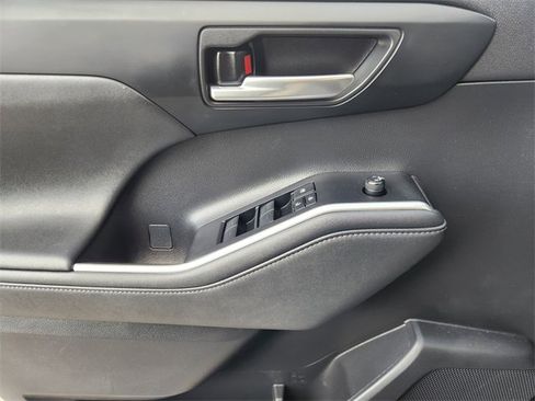Used 2023 Toyota Highlander XLE image 16
