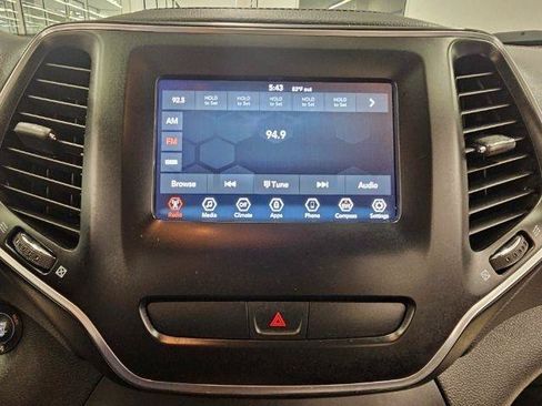 Used 2019 Jeep Cherokee Latitude Plus w/ Comfort/Convenience Group FWD image 23