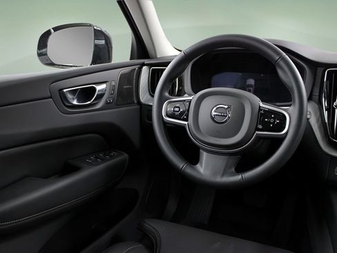 Certified 2025 Volvo XC60 B5 Ultra AWD/4WD image 11